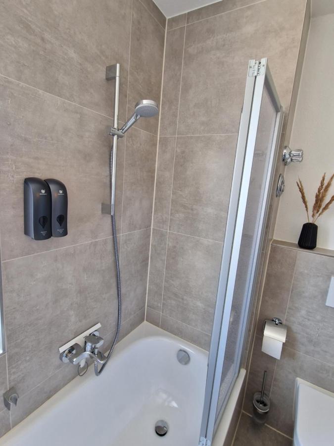C4S Come4Stay Altoetting - 3-Zi Whg I Zentrale Lage I Parkplatz I Balkon I Wifi I Smarttv I 1 Kingsize, 1 Queensize Bett I Office Arbeitsplatz I Wohnbereich Mit Couch Und Essbereich I Voll Ausgestattete Kueche I Nespresso Exterior photo